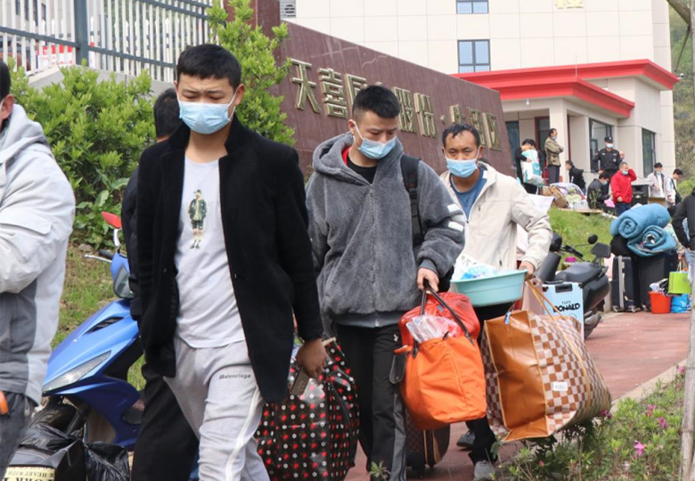 2022.4 为支持疫情防控工作，半天时间转运了800余名员工，腾出整幢员工宿舍共400个房间作为隔离用房，解决了疫情防控隔离点设置的燃眉之急，以实际行动展现天喜担当。