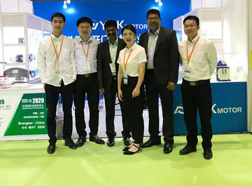 工作人员与客户合影