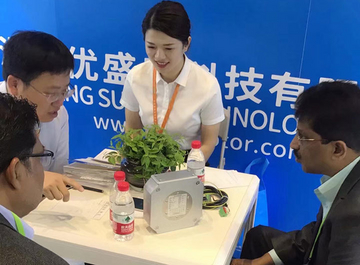 工作人员介绍产品